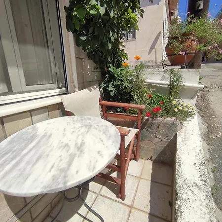 Chrysa's فندق لوترا إديبسو